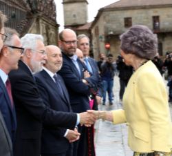 Su Majestad la Reina Doña Sofía recibe el saludo del presidente del Parlamento de Galicia, Miguel Ángel Santalices