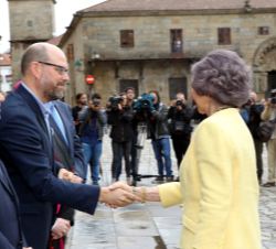 Su Majestad la Reina Doña Sofía recibe el saludo del alcalde de Santiago de Compostela, Martiño Noriega