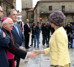 Su Majestad la Reina Doña Sofía recibe el saludo del arzobispo de Santiago de Compostela, Julián Barrio