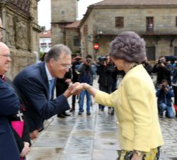 Su Majestad la Reina Doña Sofía recibe el saludo del presidente de la Fundación Barrié, José María Arias