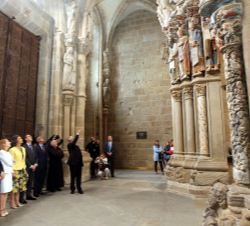 Doña Sofía, junto el resto de personalidades, contempla la restauración del Pórtico de la Gloria