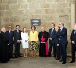 Fotografía de grupo tras el descubrimiento de la placa conmemorativa