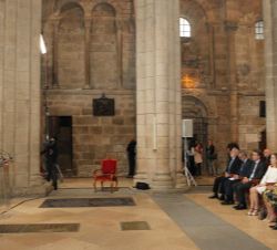 Su Majestad la Reina Doña Sofía durante la explicación del conjunto del Pórtico de la Gloria