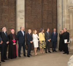 Doña Sofía, junto a las autoridades que le acompañaron, atiende a las explicaciones acerca de la restauración del Pórtico de la Gloria