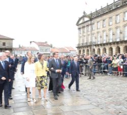 Doña Sofía recibe el cariño del público congregado en las inmediaciones de la Catedral de Santiago de Compostela