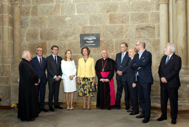 Fotografía de grupo tras el descubrimiento de la placa conmemorativa