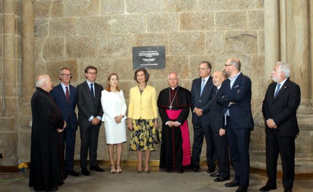 Fotografía de grupo tras el descubrimiento de la placa conmemorativa