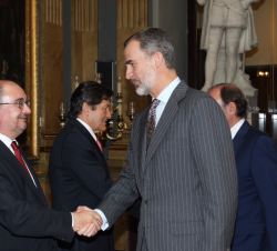 Su Majestad el Rey recibe el saludo del presidente de Aragón y presidente de turno del Parque Nacional de Ordesa y Monte Perdido, Francisco Javier Lam
