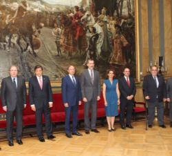 Su Majestad el Rey con las autoridades asistentes al acto