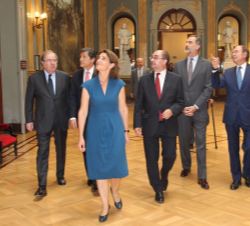 Don Felipe se dirige al Antiguo Salón de Sesiones acompañado por las autoridades asistentes al acto