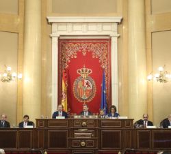 Su Majestad el Rey en la mesa presidencial en el Antiguo Salón de Sesiones