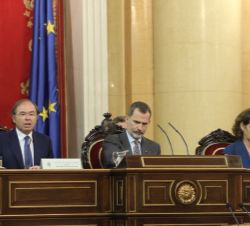 Su Majestad el Rey en la mesa presidencial junto al presidente del Senado y a la ministra para la Transición Ecológica