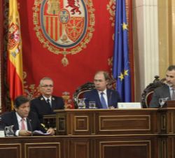 Su Majestad el Rey durante las palabras del presidente del Principado de Asturias y presidente de turno del Parque Nacional de los Picos de Europa, Ja