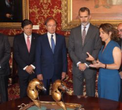 Don Felipe durante la presentación del obsequio conmemorativo de los centenarios a cargo de la ministra para la Transición Ecológica, Teresa Ribera