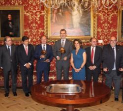 Su Majestad el Rey con las autoridades asistentes al acto y con los obsequios conmemorativos de los centenarios