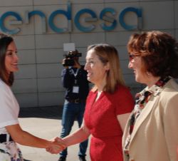 Su Majestad la Reina recibe el saludo de la presidenta del Congreso de los Diputados, Ana Pastor, a su llegada al acto