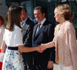 Su Majestad la Reina recibe el saludo de la presidenta de la Fundación Mujeres por África y presidenta del Consejo de Estado, María Teresa Fernández d