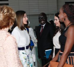 Su Majestad la Reina a su llegada al acto conversa con las becarias marroqui y beninesa, Hajar Haddou y Femi Mama, respectivamente