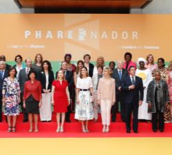 Fotografía de grupo de Su Majestad la Reina con los miembros del Patronato y del Consejo Asesor de la Fundación Mujeres por África