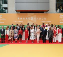 Fotografía de grupo de Su Majestad la Reina con los miembros del Patronato, el Consejo Asesor de la Fundación Mujeres por África y las autoridades asi