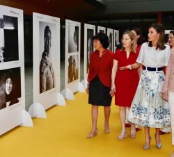Su Majestad la Reina durante su recorrido por la exposición fotográfica de mujeres de Nador