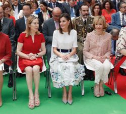 Su Majestad la Reina en primera fila de asientos junto a la presidenta del Congreso y a la la presidenta de la Fundación Mujeres por África y presiden
