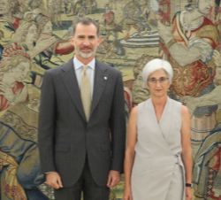 Su Majestad el Rey junto a la fiscal general del Estado, María José Segarra Crespo
