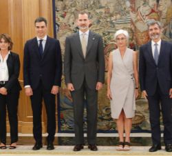 Su Majestad el Rey junto al presidente del Gobierno; el presidente del presidente del Tribunal Supremo y del Consejo General del Poder Judicial; la mi