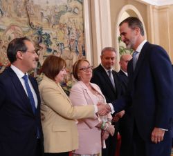 Su Majestad el Rey durante los saludos de recibimiento a la Junta de Gobierno del Ilustre Colegio de Abogados de Madrid