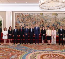 Su Majestad el Rey junto a los miembros de la Junta de Gobierno del Ilustre Colegio de Abogados de Madrid
