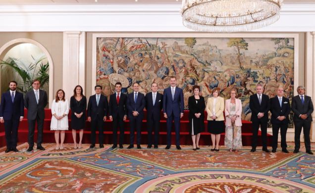 Su Majestad el Rey junto a los miembros de la Junta de Gobierno del Ilustre Colegio de Abogados de Madrid
