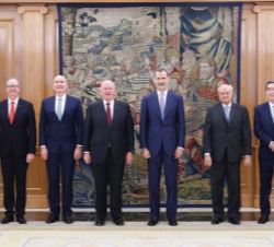 Don Felipe y Sir Peter Cosgrove con las delegaciones de ambos países