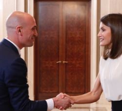 Su Majestad la Reina recibe el saludo del presidente de la Real Federación Española de Fútbol, Luis Rubiales