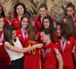 Doña letizia recibe una camiseta de la Selección Nacional femenina sub-17 de Fútbol con su nombre y firmada por las jugadoras