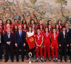 Su Majestad la Reina con la Selección Nacional femenina sub-17 de Fútbol y el cuerpo técnico