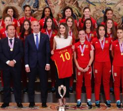 Doña Letizia con la Selección Nacional femenina sub-17 de Fútbol y el cuerpo técnico