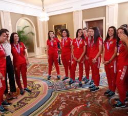 Doña Letizia durante las fotografías que hacen las jugadoras de la Selección Nacional femenina sub-17 de Fútbol