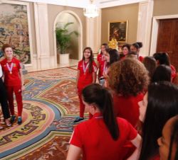 Doña Letizia durante las fotografías que hacen las jugadoras de la Selección Nacional femenina sub-17 de Fútbol