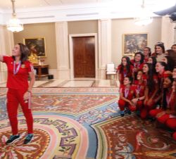 Doña Letizia durante las fotografías que hacen las jugadoras de la Selección Nacional femenina sub-17 de Fútbol