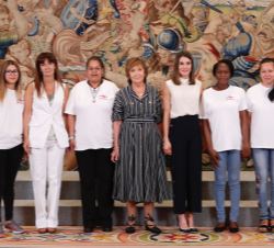 Doña Letizia junto a la representación de la Asociación, su presidenta, Rocio Nieto; la directora, Rocio Mora; y las mediadoras Daniella de Luca, Cris