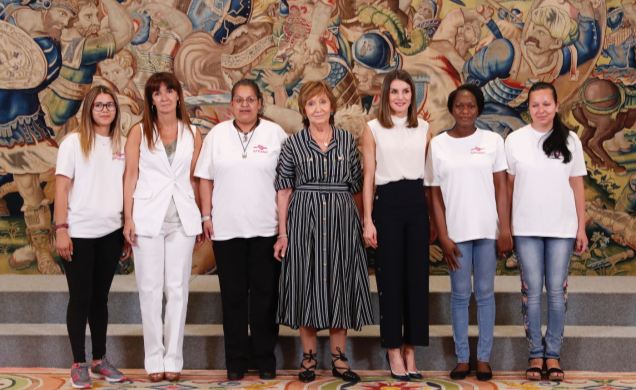 Doña Letizia junto a la representación de la Asociación, su presidenta, Rocio Nieto; la directora, Rocio Mora; y las mediadoras Daniella de Luca, Cris