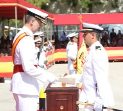 Su Majestad el Rey entrega el despacho al sargento número Uno del Cuerpo General de la Armada, Ángel Daniel Luaces