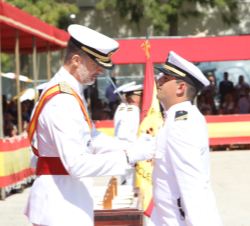 Su Majestad el Rey condecora al sargento número Uno del Cuerpo General de la Armada, Ángel Daniel Luaces