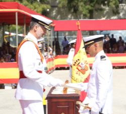 Su Majestad el Rey entrega el despacho al sargento número Uno del Cuerpo Cuerpo de Infantería de Marina, Germán de la Espada