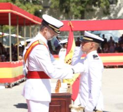 Su Majestad el Rey condecora al sargento número Uno del Cuerpo Cuerpo de Infantería de Marina, Germán de la Espada