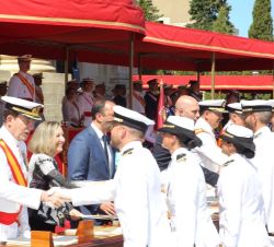 Su Majestad el Rey durante la entrega de despachos a los nuevos suboficiales de la Armada
