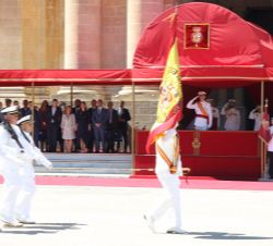 Su Majestad el Rey durante el desfile al paso de la Enseña Nacional