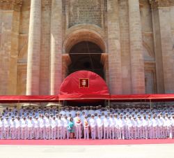 Fotografía de grupo de Su Majestad el Rey con los nuevos suboficiales de la Armada