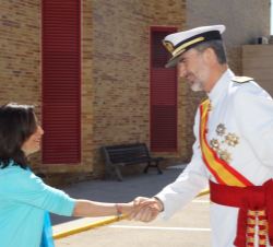 Su Majestad el Rey recibe el saludo de la ministra de Defensa, Margarita Robles
