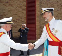 Su Majestad el Rey recibe el saludo del el almirante jefe de Estado Mayor de la Armada, almirante general Teodoro Esteban López Calderón